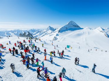 Wintersporters bovenop de berg