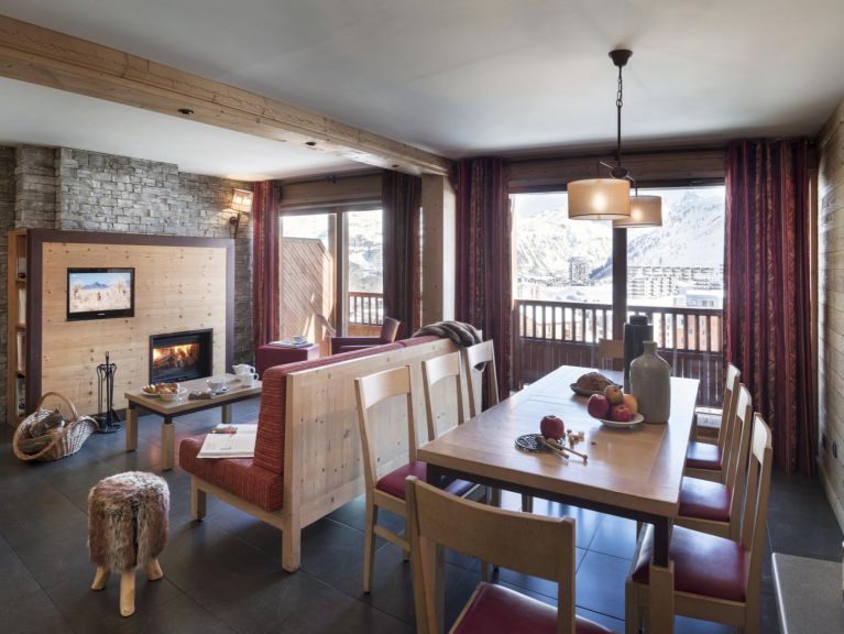 Chalet-appartement Résidence Village Montana met open haard en sauna