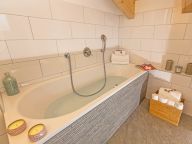 Chalet Des Etoiles Les Masses met buiten-whirlpool-18