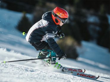 Snelle skier op de piste