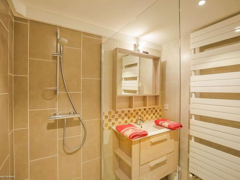 Chalet de la Chapelle met buiten-whirlpool en sauna