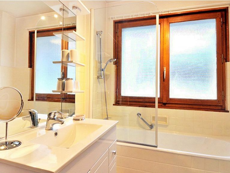 Chalet de la Chapelle met buiten-whirlpool en sauna