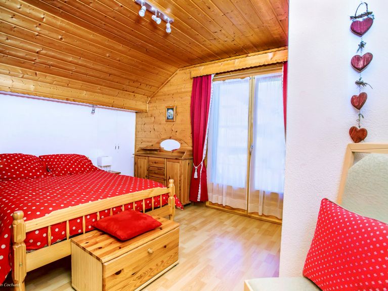 Chalet de la Chapelle met buiten-whirlpool en sauna