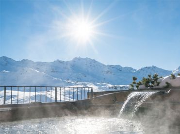 zwembad buiten sneeuw bergen