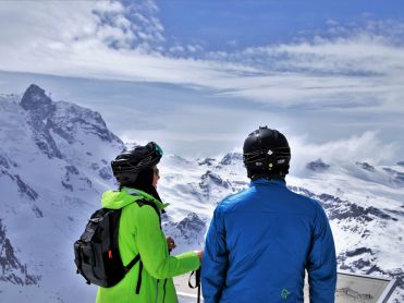 Skiers kijken uit over bergen