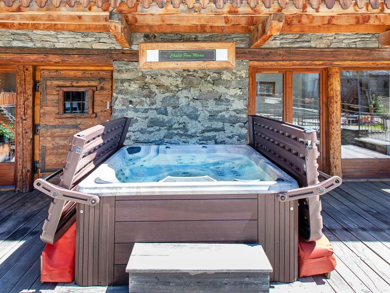 Chalet Père Marie met buiten-whirlpool  en sauna