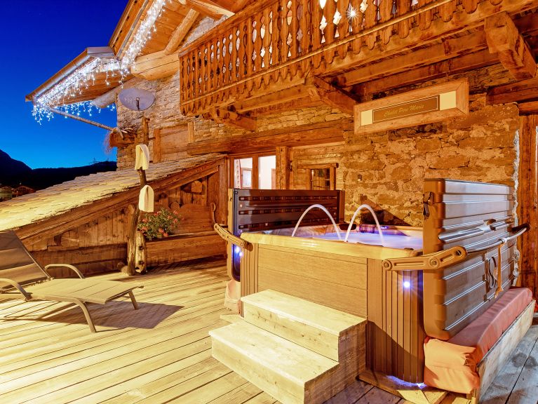 Chalet Père Marie met buiten-whirlpool  en sauna