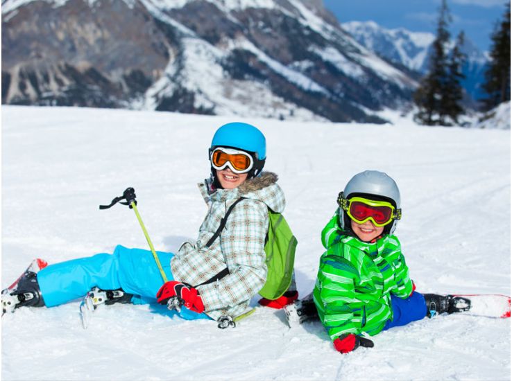 Kinderen zitten in sneeuw