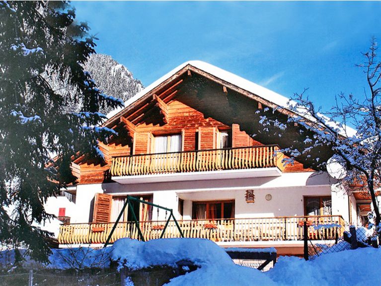 Chalet de la Chapelle met buiten-whirlpool en sauna