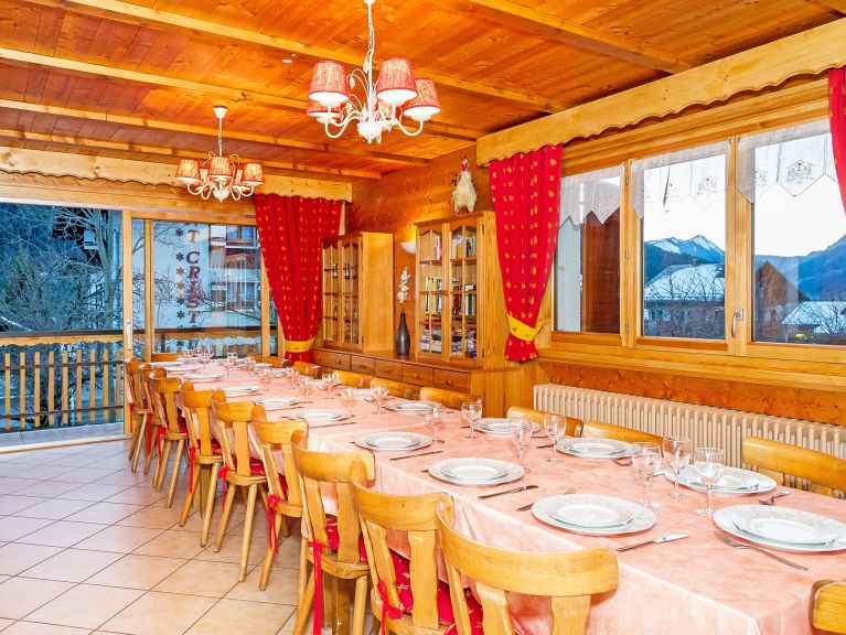 Chalet de la Chapelle met buiten-whirlpool en sauna