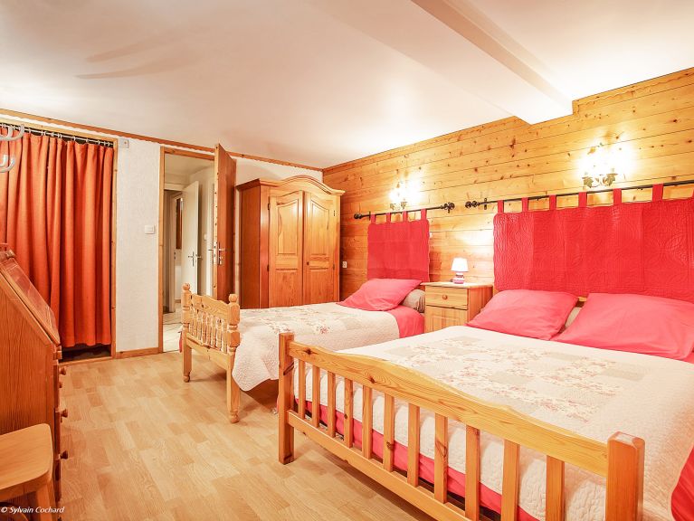 Chalet de la Chapelle met buiten-whirlpool en sauna