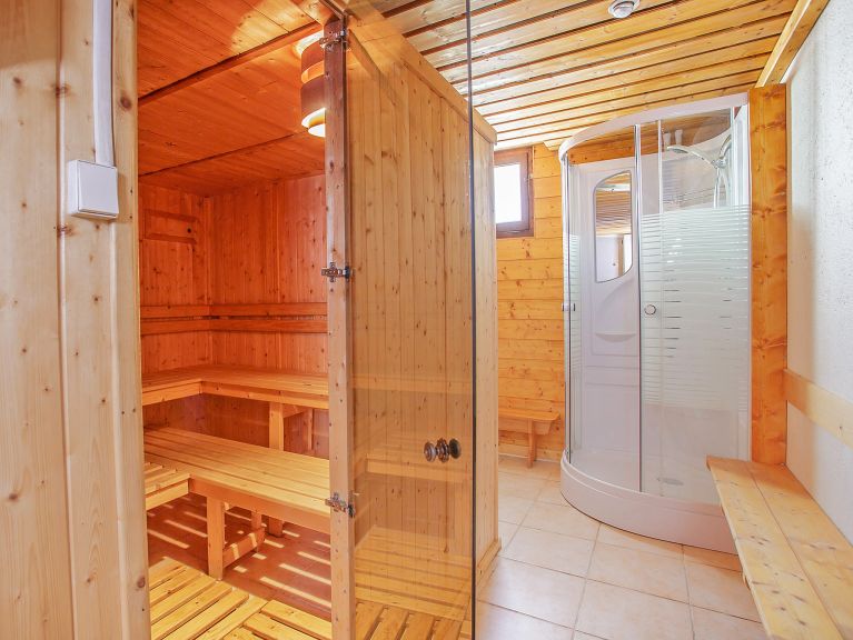 Chalet de la Chapelle met buiten-whirlpool en sauna