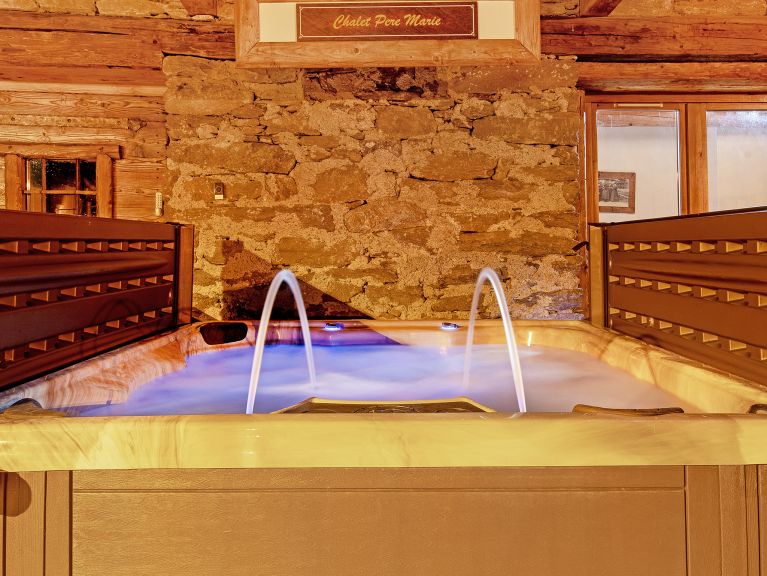 Chalet Père Marie met buiten-whirlpool  en sauna