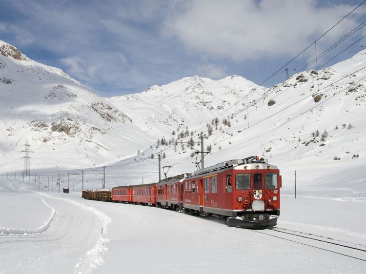Rode trein sneeuw bergen
