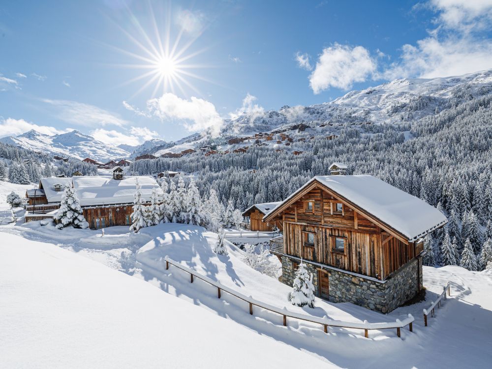 Besneeuwde chalets in M&eacute;ribel