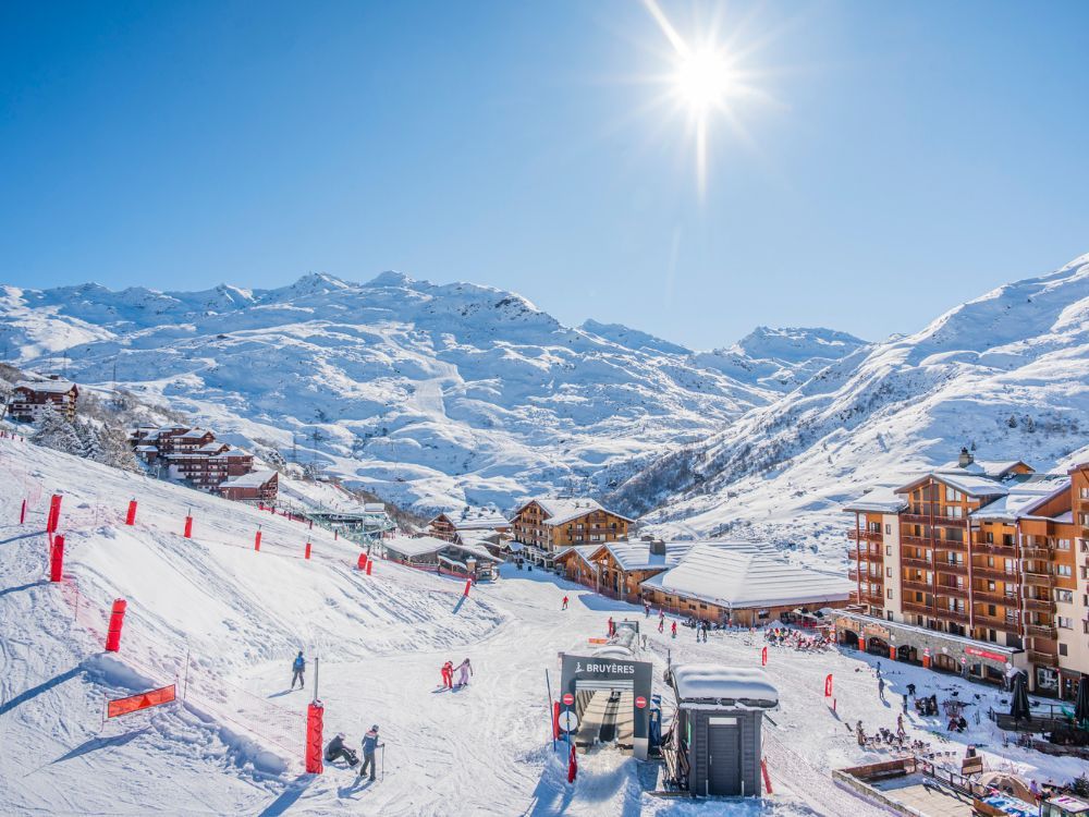 Les Menuires dorpsaanzicht met pistes