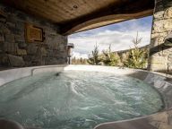 Chalet du Cocoon Mont-Blanc met buiten-whirlpool-3