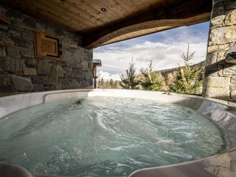 Chalet du Cocoon Mont-Blanc met buiten-whirlpool