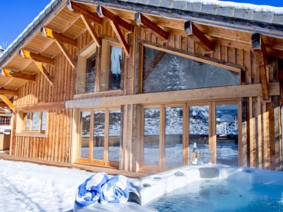 Chalet Les Trois Bonheurs met buiten-whirlpool-1