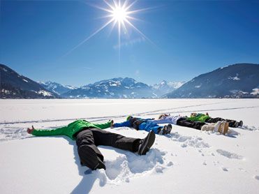 Skivakantie krokus liggen in sneeuw