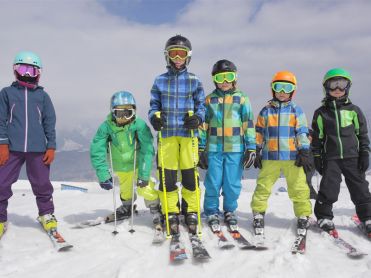 kinderen op ski's
