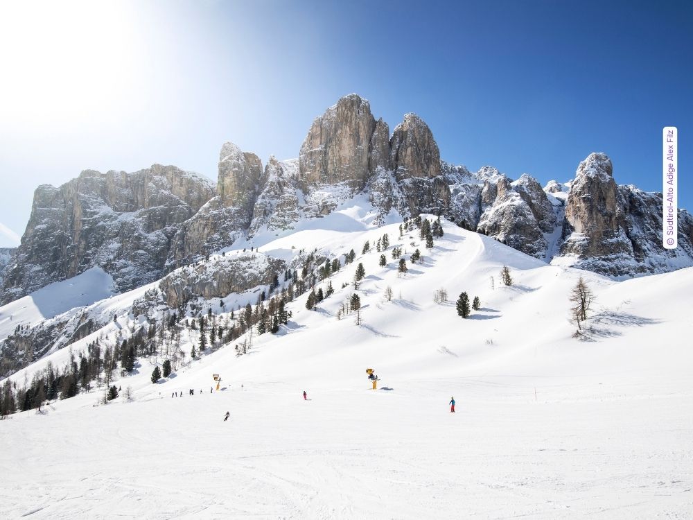 Sneeuwbedekte Dolomieten met zon in maart