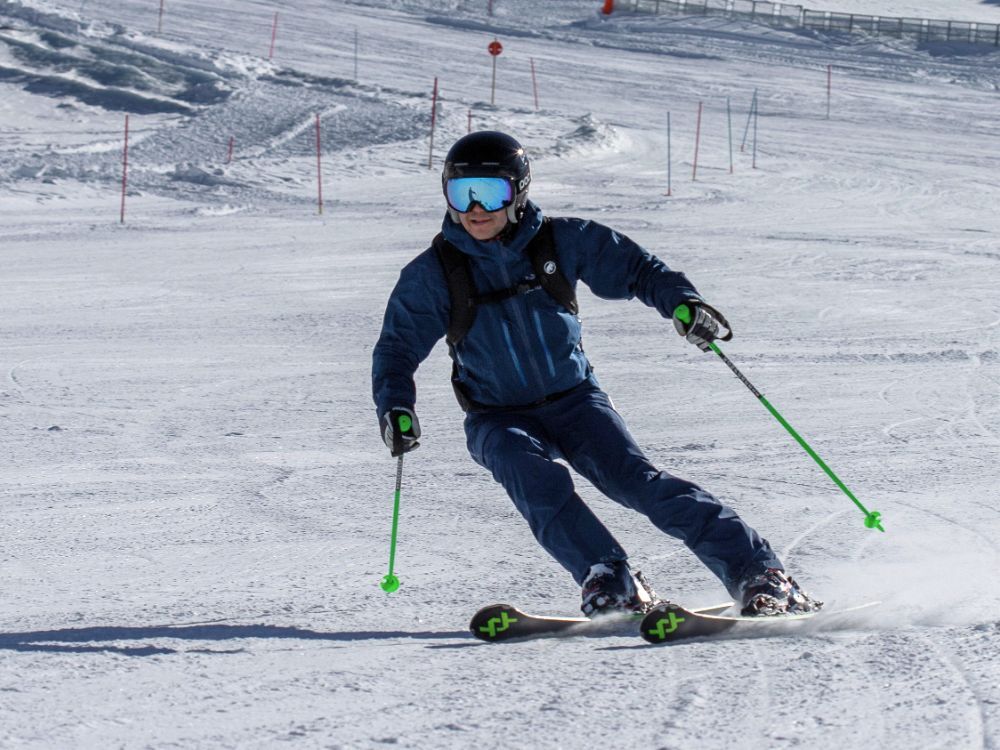 skileraar bas op de piste