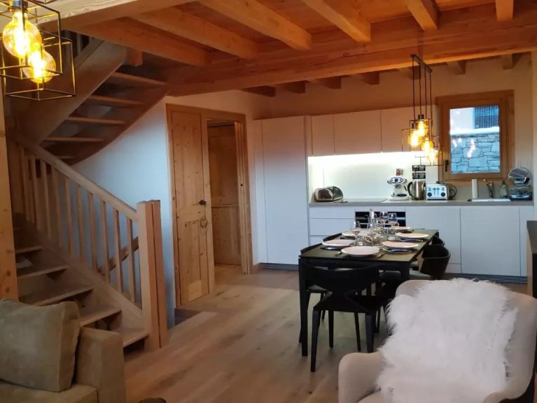 Chalet Caseblanche Selini met houtkachel en sauna