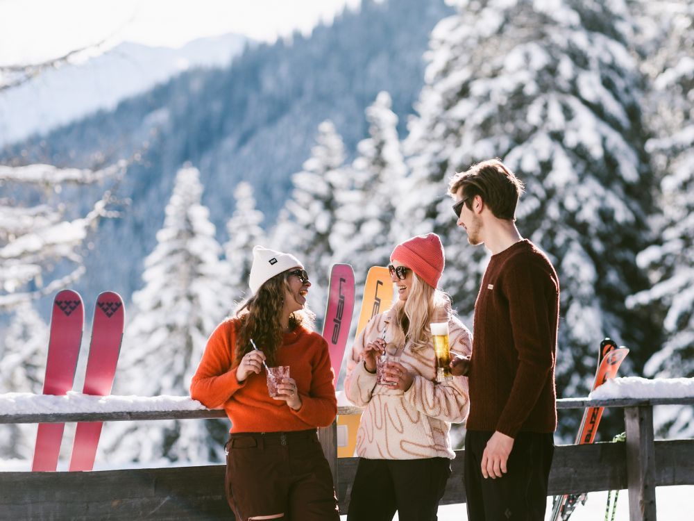 mensen drinken bij apres-ski